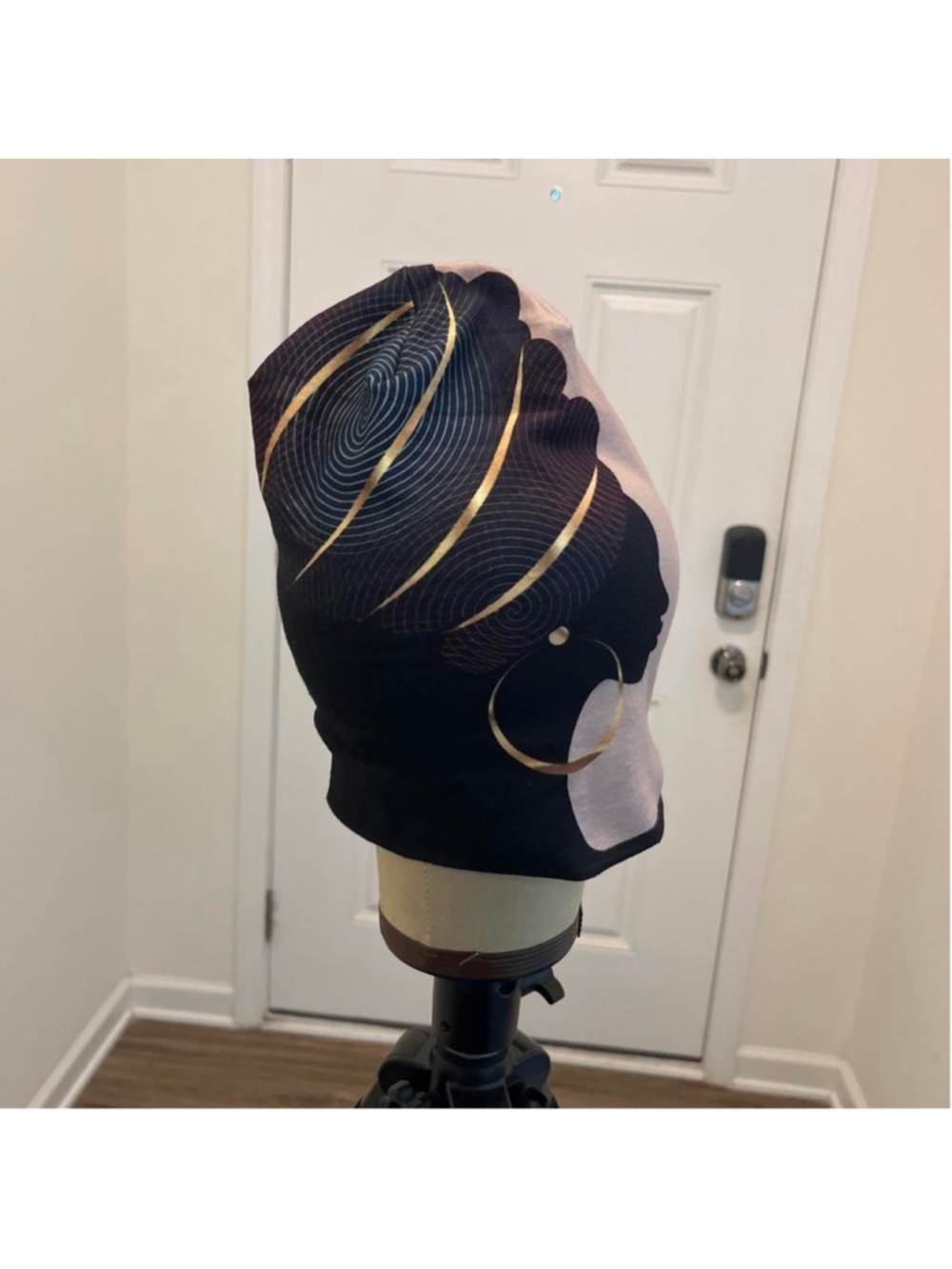 Vintage African Woman Head Beanie
-Reversible
-New in packaging
-Price list